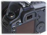 Canon EOS 5D: detail ovládání zezadu (Kliknutí zvětší)