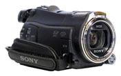 Kamera Sony HDR-CX700 v přední perspektivě (Kliknutí zvětší)