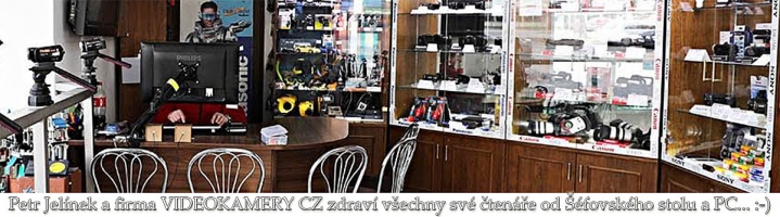 REÁLNÝ Petr Jelíněk za ŠÉFOVSKÝM stolem v Prodejně