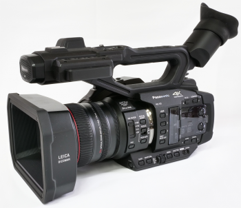 Videokamera Panasonic HC-X1 se zasunutým LCD