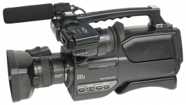 Videokamera Sony HDR-HD1000 v bočním pohledu...
