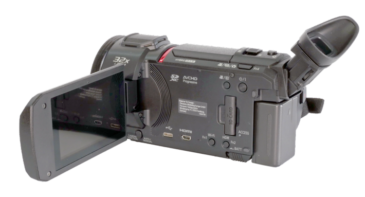 Videokamera Panasonic VXF1: detail s otevřeným LCD